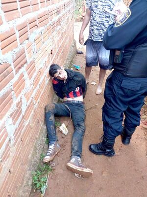 Vecinos de CDE balean y atrapan a presunto marginal y lo entregan a la Policía