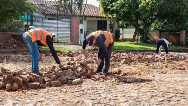 Empedrados: Más de 11 mil millones de guaraníes serán invertidos en casi 30 barrios » San Lorenzo PY