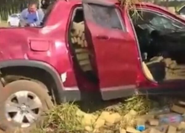 Vuelca camioneta con marihuana en un camino vecinal de San Luis