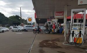 Nafta común más barata en Brasil genera fila de coches paraguayos en gasolineras - Radio Imperio