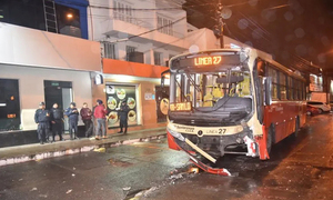 Micro quedó sin frenos, pasó luz roja y chocó - OviedoPress