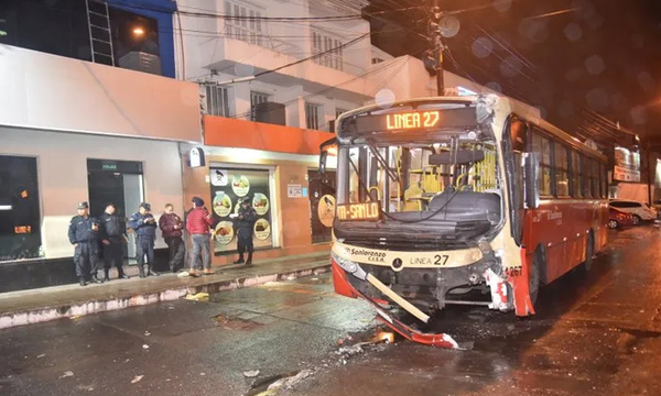 Micro quedó sin frenos, pasó luz roja y chocó - OviedoPress
