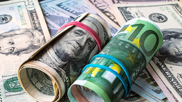 Diario HOY | El dólar supera el valor del euro por primera vez en 20 años