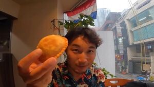 Youtuber japonés prueba comida paraguaya en Tokio