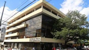Ex chofer en silla de ruedas se encadena para pedir jubilación