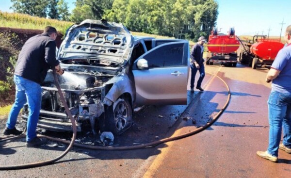 Camioneta se incendia en plena marcha en San Cristóbal