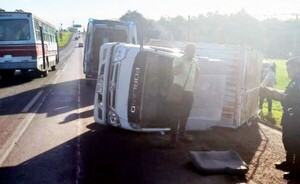 Desvió de un tractocamión y terminó volcando