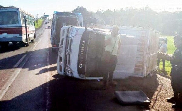 Desvió de un tractocamión y terminó volcando