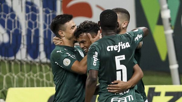 Palmeiras multa a un futbolista tras ser pillado bebiendo en una fiesta