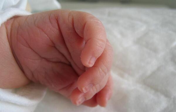 En Rusia, una madre vendió a su bebé para operarse la nariz
