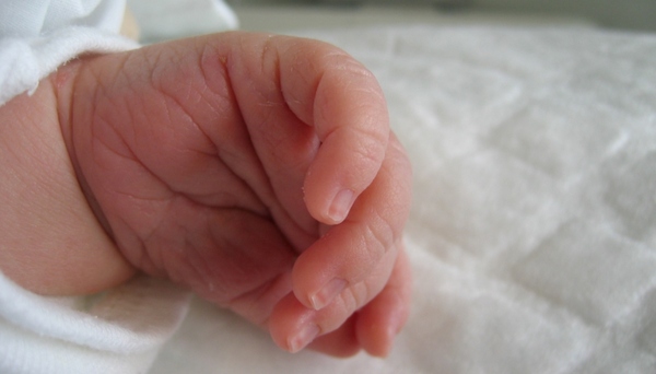 Rusia: madre vendió a su hijo recién nacido para pagarse una cirugía de nariz