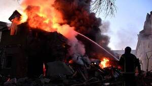 Crónica / Rusia atacó un astillero ucraniano y mató a más de 350 he’i