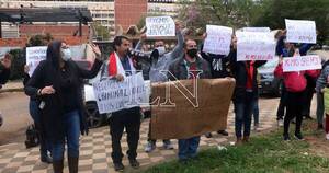 La Nación / Protesta en IPS: exhortan a Bataglia a ceder el puesto a una persona capacitada