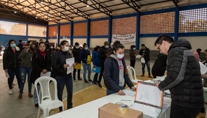 Universitarios de Caazapá recibieron desembolso por becas otorgadas por la EBY