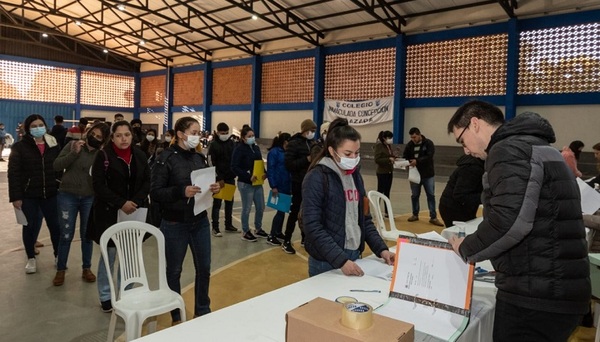 Universitarios de Caazapá recibieron desembolso por becas otorgadas por la EBY