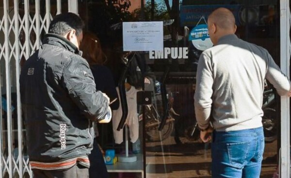 Cierran locales por falta de pago de patente en Ciudad Nueva