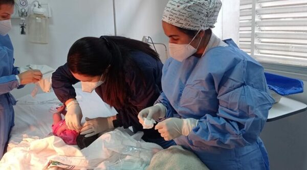 ¡Sorpresa en Ingavi! Una mujer consultó por dolores de panza pero a los pocos minutos tuvo un bebé