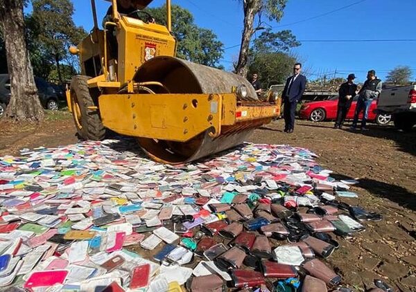 Diario HOY | Destruyen más de 3.000 accesorios para celulares