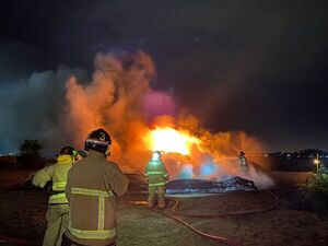 Bomberos controlan un gran incendio de tapas de barcazas - Policiales - ABC Color