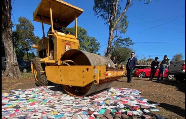 Destruyen un lote de fundas de celulares, termos y vasos falsificados - Radio Imperio