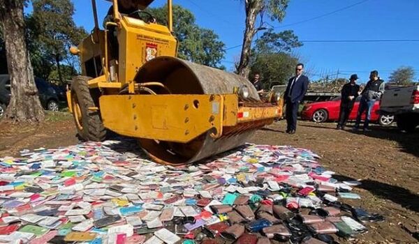 Destruyen más de 3.000 accesorios para celulares