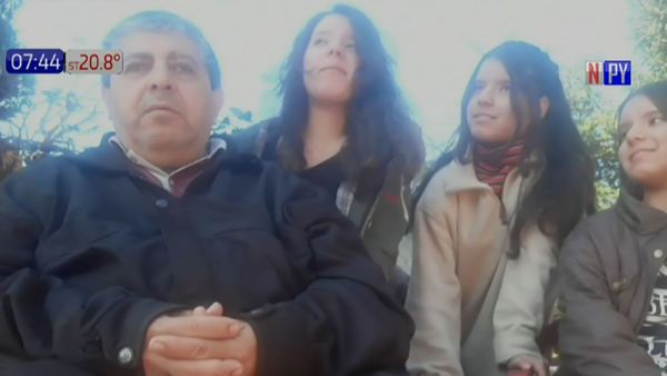 Trillizas cumplen 15 años y desean que su padre recupere la vista