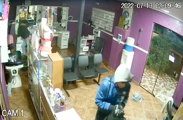 Rateros ingresan a una peluquería y roban varios equipos y G. 300 mil - La Clave