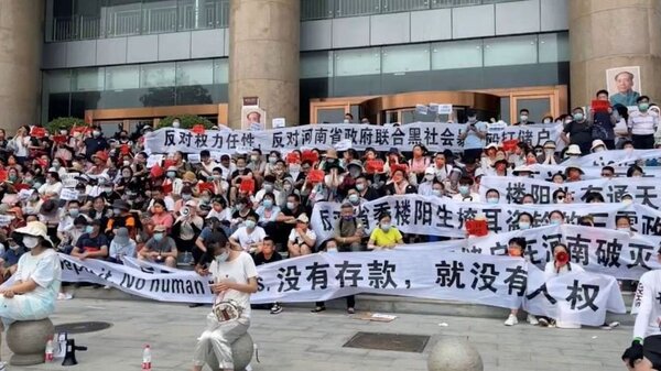 Un «corralito» en China generó la furia de miles de ahorristas que no pueden disponer de su dinero en los bancos