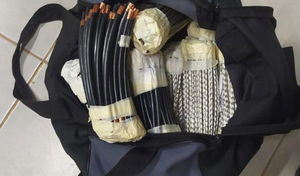 Policía dispara en la pierna a joven que intentaba robar cables de autos de un deposito fiscal - Noticiero Paraguay