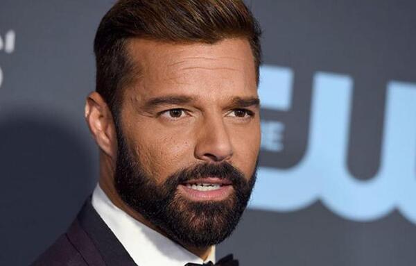 Tras denuncia por relación incestuosa con un menor, Ricky Martin fue citado por Justicia