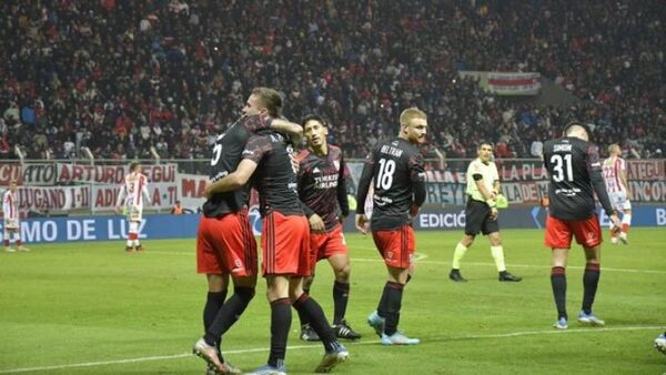 River avanza en Copa Argentina y David Martínez ve la roja