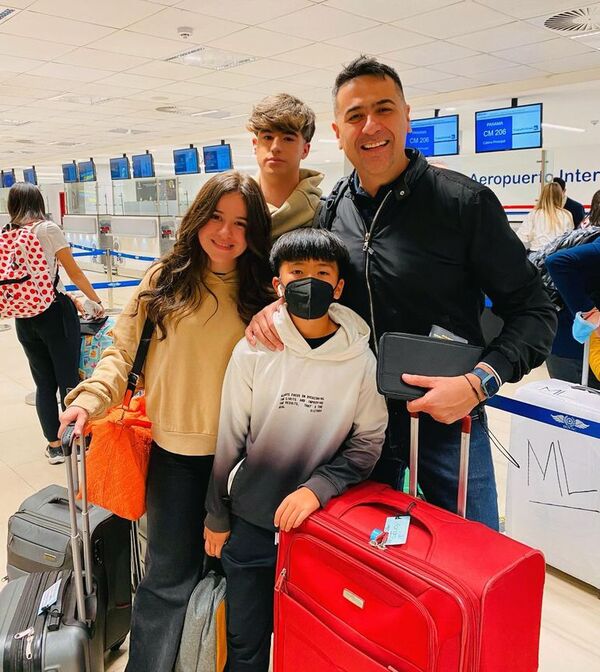 Roberto Pérez, de vacaciones con sus tres hijos - Gente - ABC Color