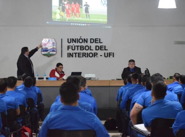Árbitros de la Unión del Fútbol del Interior fueron capacitados - APF