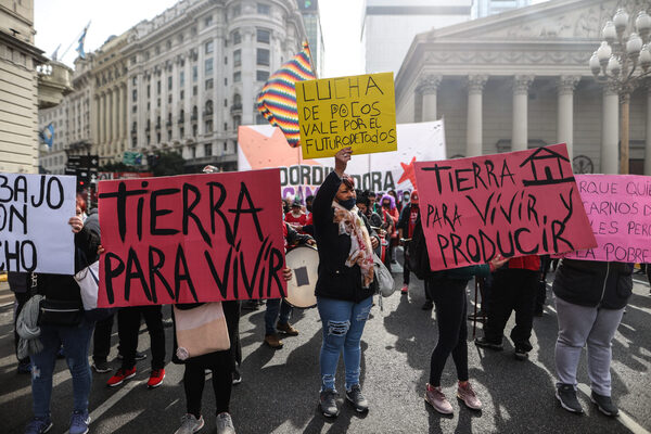 Movimientos de izquierda marchan en Buenos Aires para pedir ayudas sociales - MarketData