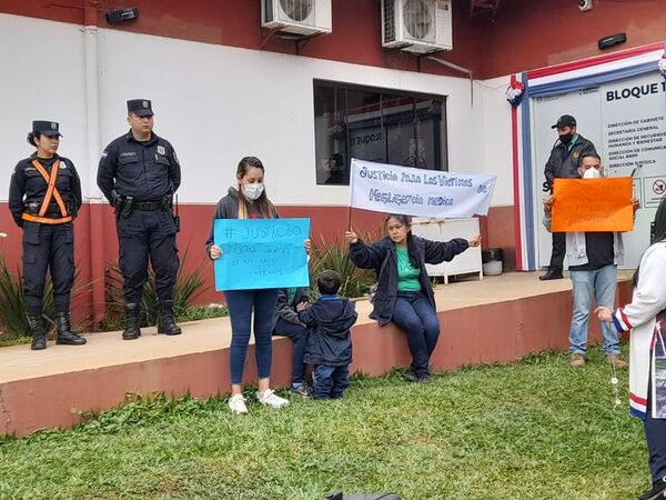 Familiares de usuario fallecido en Senadis exigen mejores equipos y reclaman falta de medicamentos - Nacionales - ABC Color