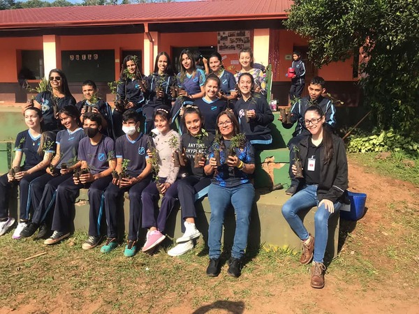 GOBERNACIÓN DE ITAPÚA IMPULSA TRABAJOS DE REFORESTACIÓN CON ENTREGA DE PLANTINES