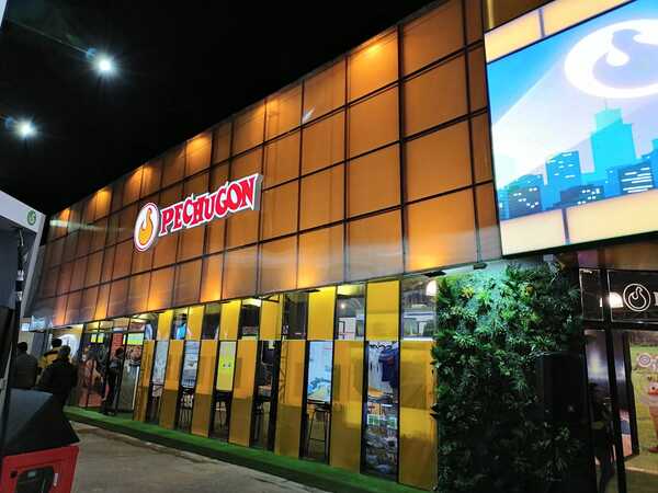 Pechugon recibe a sus visitantes en la Expo con un moderno stand | Empresas | 5Días