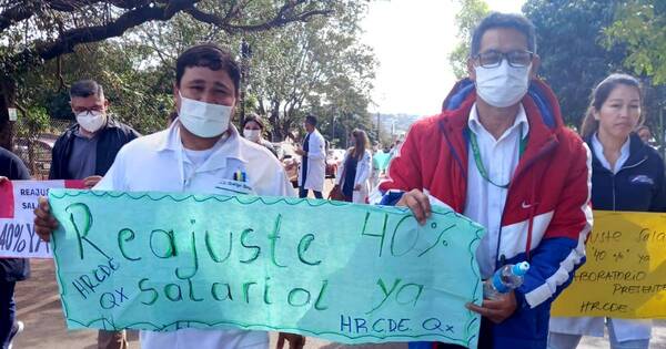 La Nación / Trabajadores de salud pública de CDE se manifestaron por mejora salarial