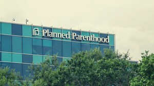 La multinacional del aborto ofrece terapias hormonales de cambio de sexo a menores