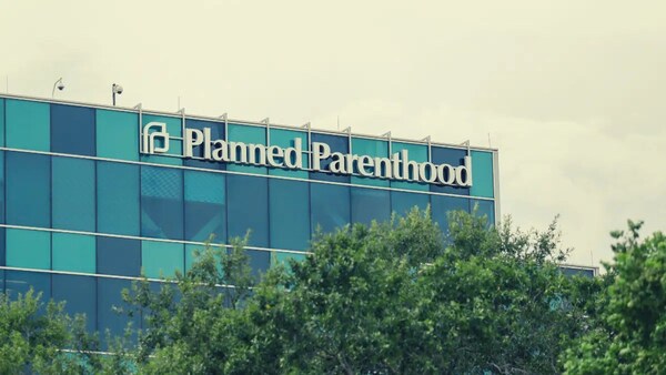 La multinacional del aborto ofrece terapias hormonales de cambio de sexo a menores