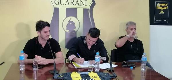 Crónica / Camacho estampó su firma y ya es nuevamente "Indio"