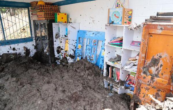 Alud de tierra cayó sobre una escuela y mató a tres niños en Colombia