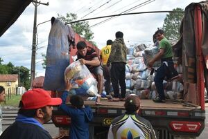 Pescadores de Ayolas reciben asistencia con kits de alimentos - Nacionales - ABC Color
