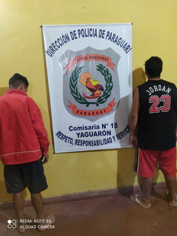 Vecino entrega a dos jóvenes a la comisaría de Yaguarón, tras sospecha de hurto de su vivienda - Nacionales - ABC Color