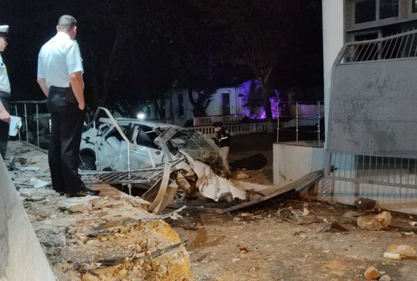 Un muerto en choque de vehículo con portón de Arsenal de la Armada - Policiales - ABC Color