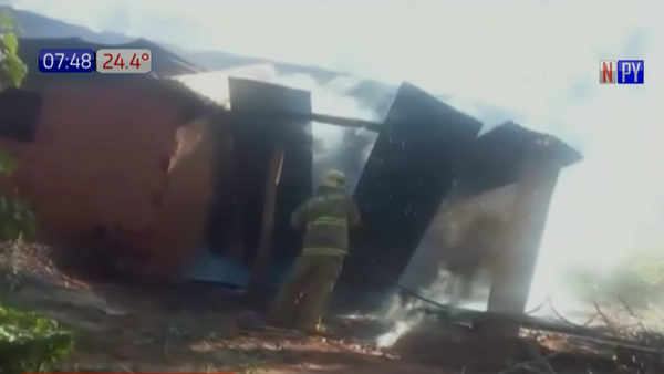Mujer provoca incendio de su casa al querer ahuyentar a avispas