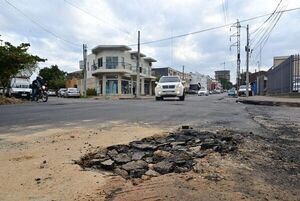 Asfalto destruido: Essap desconocía existencia de caño roto tras recapado de Municipalidad de Asunción - La Primera Mañana - ABC Color