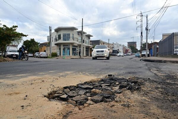 Asfalto destruido: Essap desconocía existencia de caño roto tras recapado de Municipalidad de Asunción - La Primera Mañana - ABC Color