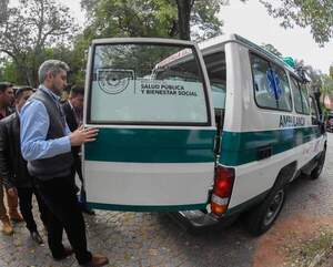 Gobierno entrega ambulancia convencional para Itapúa