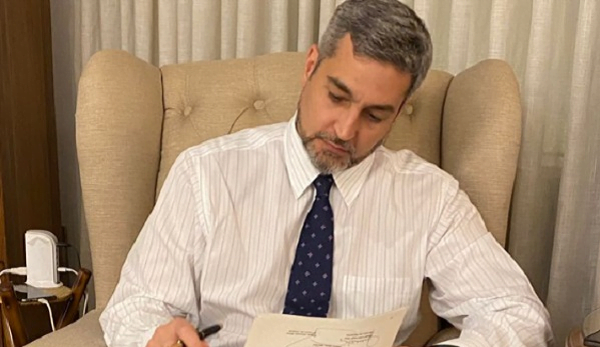 Abdo promulga ley de control de Seprelad a tabacaleras y clubes - Noticiero Paraguay